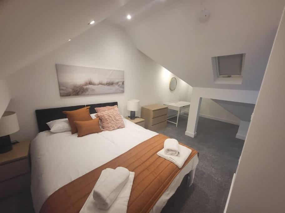 New 4 Bedrm House! Parking. 10Min To City / Etihad Manchester Exterior photo
